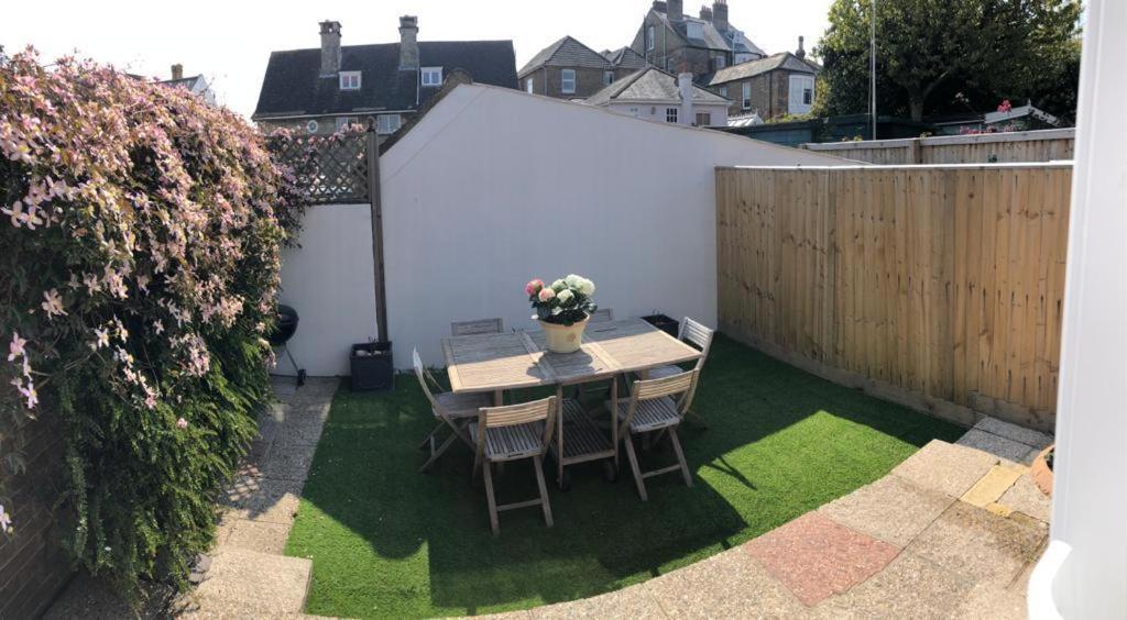 Trafalgar, Lovely Ground Floor Flat With Outside Patio Garden, Minutes Walk To Seafront Seaview Extérieur photo